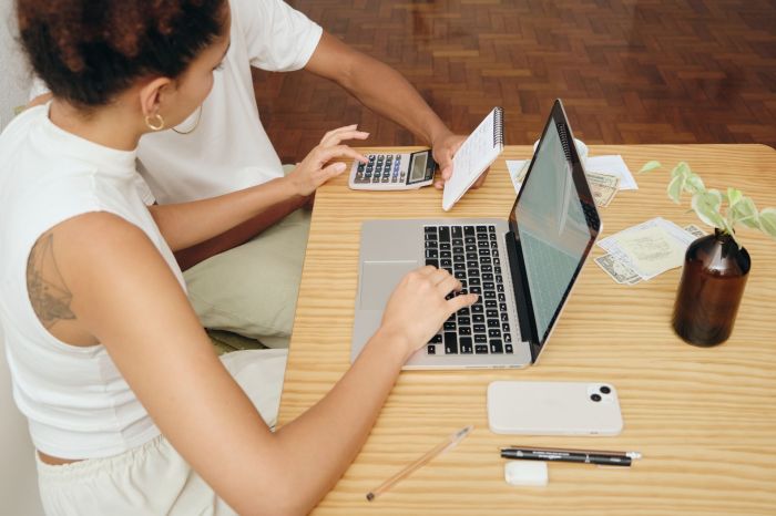 How to Manage Money as a Married Couple - Queen of Free How to Manage Money as a Married Couple - Queen of Free